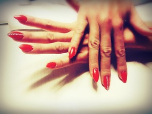 swarovski details! oldschool red nail polish! 