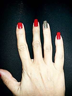 formulax nailpolish with lit glitter on ring finger