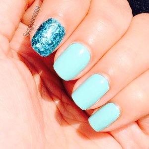 I used blue loose glitter for the accent nail💙