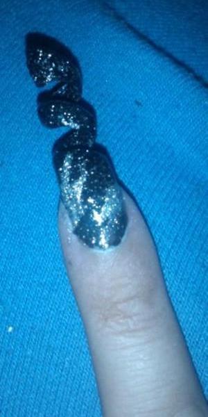 single spiral black sparkle acrylic nail