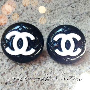 Black luxy coco studs - $3.50
Follow us on Instagram @luxylifecouture
FREE shipping on orders $20 or more using discount code "GLAM10"