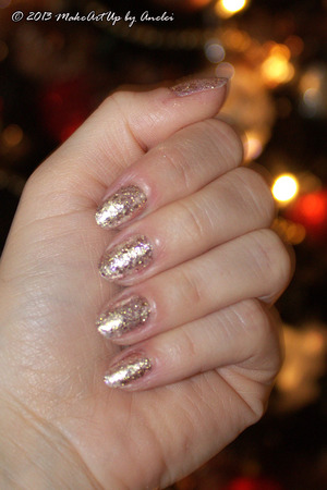 A perfect glittery nail polish - 2 coats are enough to provide a full 'glittery' coverage. I find it particularly nice for a Christmas/New Year celebration...