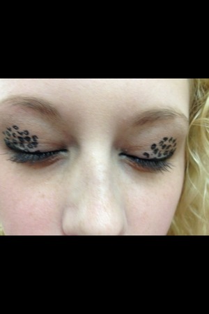 My cosmo sister lynsey always has the cutest make up ideas! 