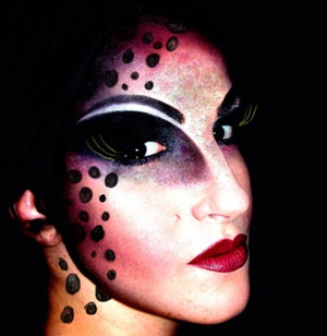 ... attempts to Haute Couture ( photoshop-ing - cos I don't finish it on my face) ...
using cosmetics : 
Make-up Atelier Paris - Black Shadow, 
black gel eye-liner
Peggy Sage - red shadow
and I dont remember (lips) - Dior Addict (?)