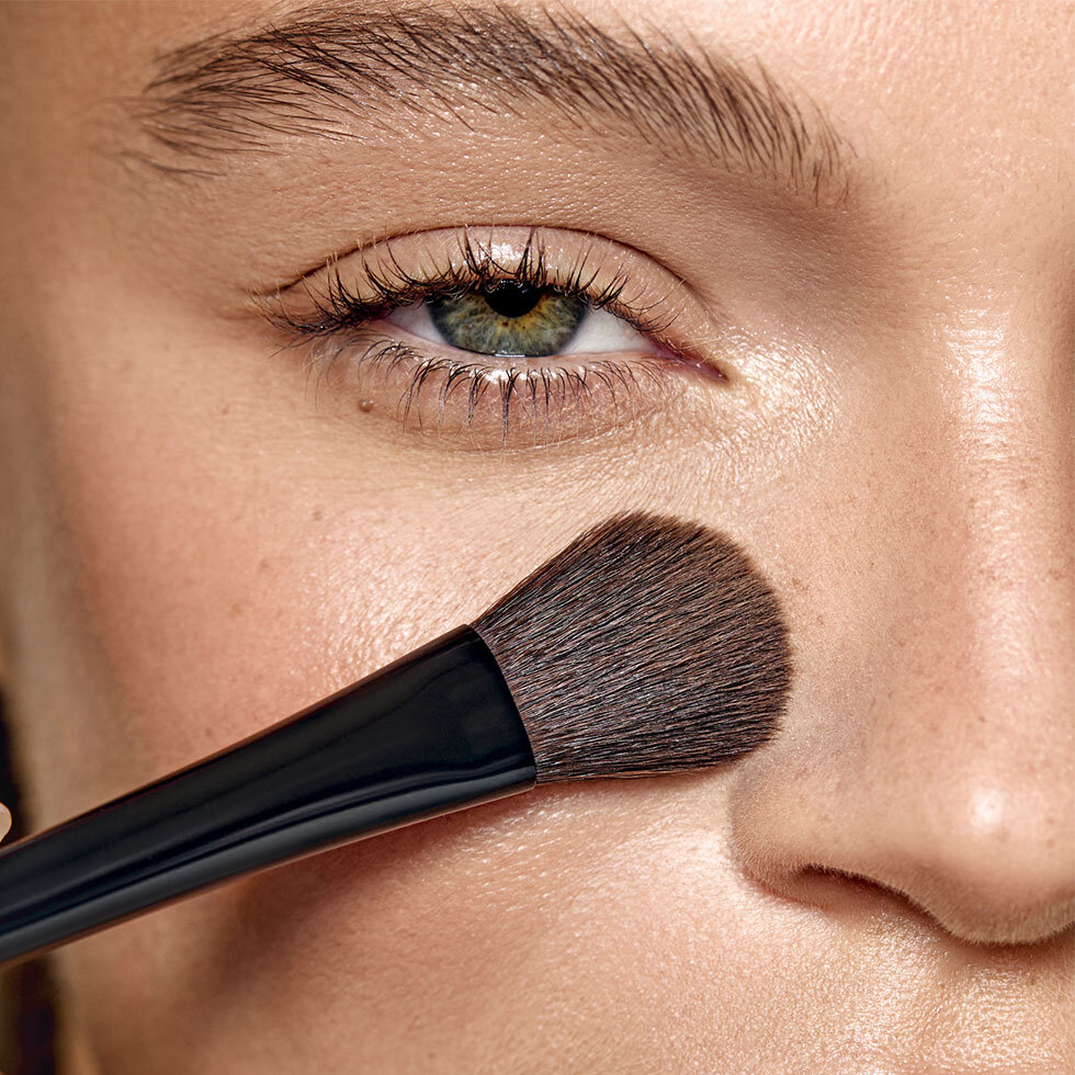 María Catalá Beauty model using the 16 Sculpting Brush