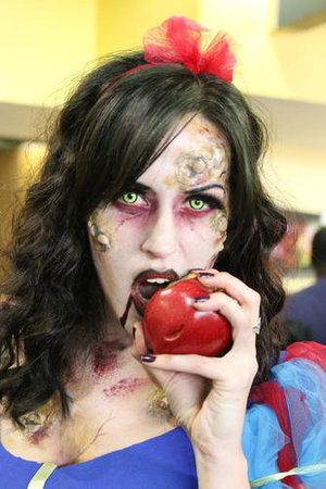 Zombie Snow White 
Comiconn 2014 
Photo: Alex Syphers 
Model: Jessica McCurry 

#makeup #fxmakeup #halloween #zombie #disney #disneyprincess #princess #Snowwhite #halloween #cosplay #costume