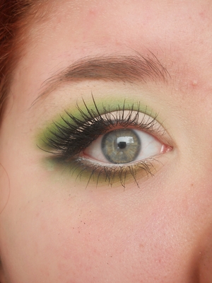 I wanted to see how green looks against my eyecolor,and felt like doing a kind-of cut crease.
