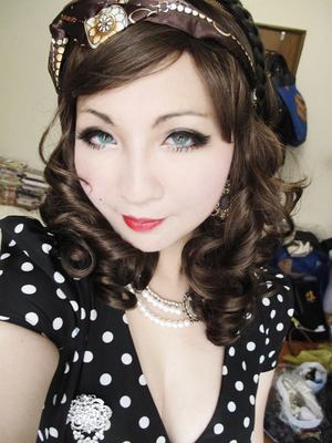 Dolly and classic look with polka dots and thick haid band
Red lips, thick eyeline are the keys