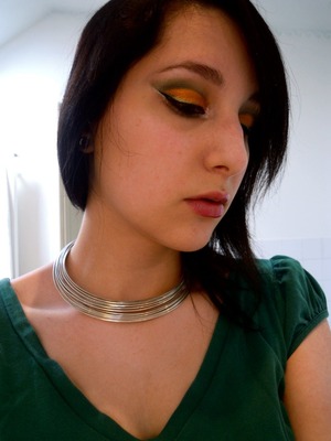 Some gold eye shadow, with a green cut crease, some black cat eye and a loooot of mascara as usual!