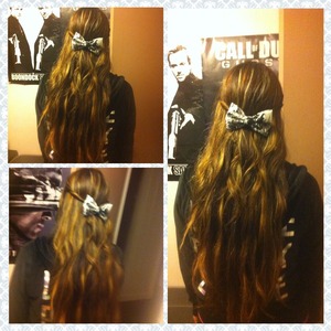 Trying out bows 💁it's cute (: don't mind the background lol
I followed macbarbie07's tutorial to make the bow. You just need fabric, a hot glue gun, & hair clipss