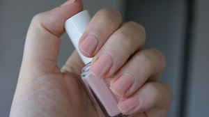 my blog post about this nail polish :

http://liyanasadvice.blogspot.be/2012/11/nail-of-day-essie-not-just-pretty-face.html
