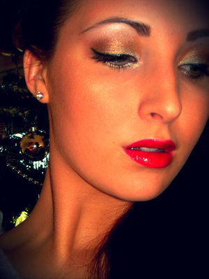 http://makeupfrwomen.blogspot.com/2011/12/circus-look.html