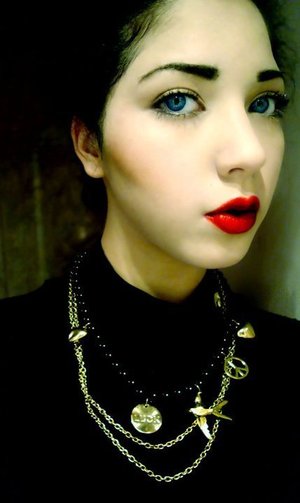 TREND - RED LIPS & STRONG BROWS