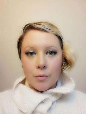 Practicing for a friends wedding.
L'oreal HiP metallic shadow duo in Platinum