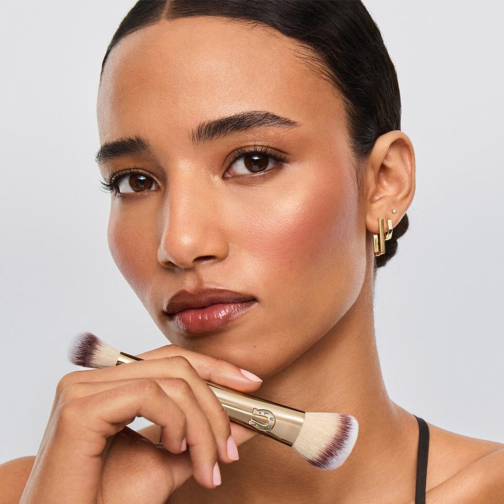 Hourglass model holding the Ambient Lighting Edit Brush II - Luck