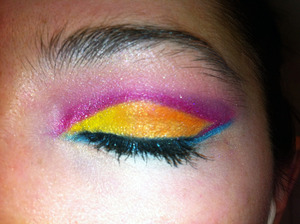 Cut Crease! Using the Maybelline's Color Tattoo as a base (Bold Gold, Fierce & Tangy, Pomegranate Punk and Tenacious Teal). Eyeshadow Colors used: MAC Bright Fushia (pigment), Orange, Chrome Yellow, Electric Eel and Shimmermoss. Note: I am growing my eyeb