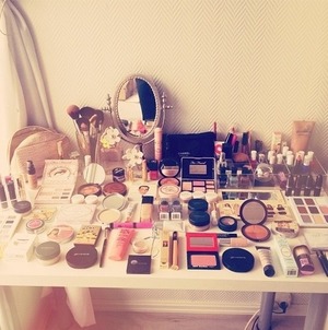 This is my dream makeup desk <3
#makeup #lol #love #haha #:)