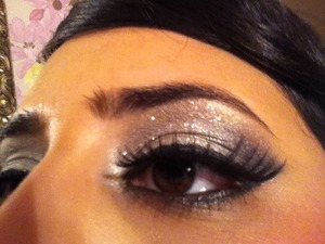 Light eyes with silver glitter finish
Nude colours