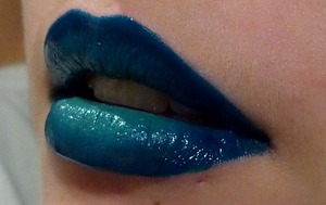 A blue ombré lips done with Mac Lipmix! 