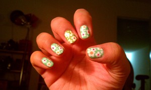 White flowers, limegreen background. The middle finger has a different color background because that's the nail I tested the design on but since the white looks greenish yellow over it, I changed polish for the other nails.  