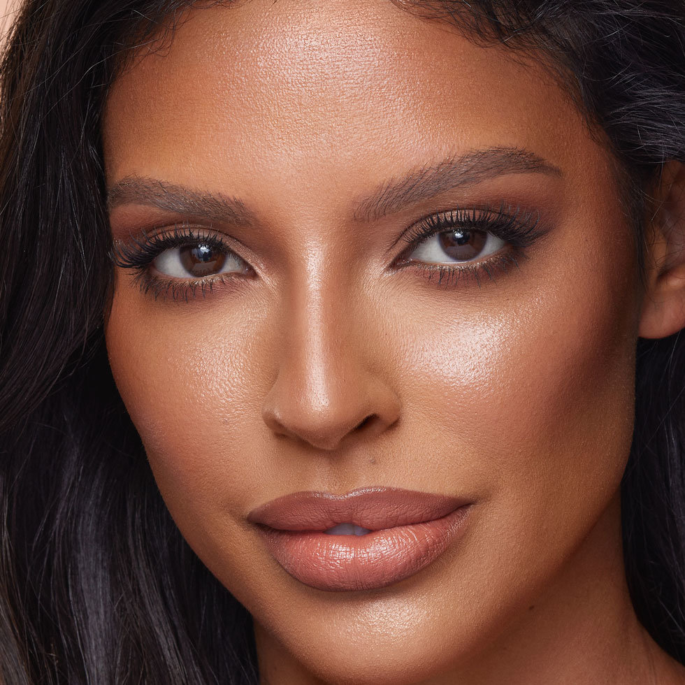 Model wearing Charlotte Tilbury Hollywood Contour in Tan