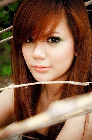 Green smokey eye look with peach blush and lipstick. :)