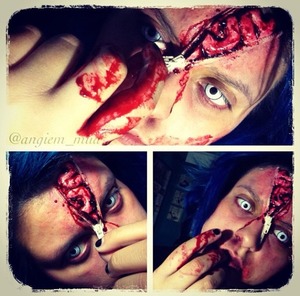 Really quick easy makeup look!
I used:
-Scar/Nose Wax
-Fake Brain
-Spirit gum
-Fake Blood
-Bruised color wheel