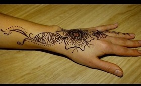 Henna application on hand: Simple design for beginners