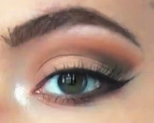 here's a tutorial for this look:
https://www.youtube.com/watch?v=XxluTc5DI64