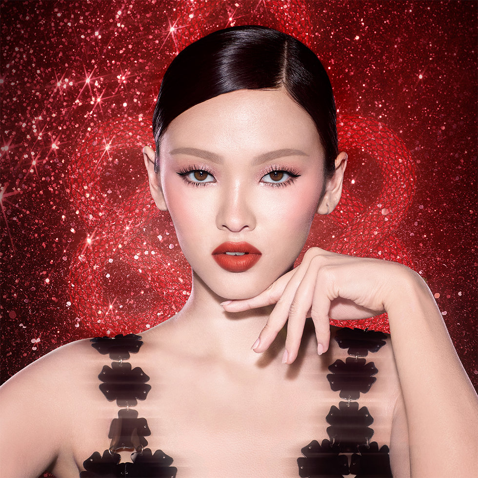 Charlotte Tilbury model wearing the Matte Revolution in Kiss of Fortune