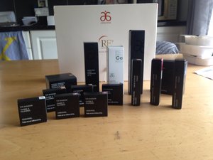 Re9 
X6 eye shadows
X3 lipsticks
X1 mineral foundation powder
X1 foundation
X1 CC Cream 10-in-1
X1 highlighter 
X1 bronzer
😍