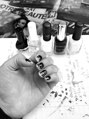 It was quite hard to do it, I used black and white nailpolishes, and a striper... But making the black things were hell ><
