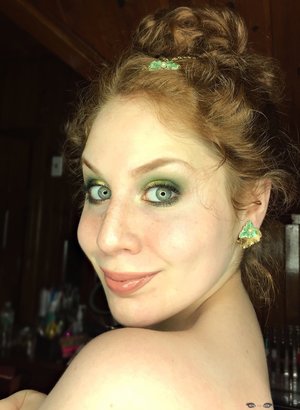 Elegance comes in many colors. http://www.thaeyeballqueen.com/makeuplooks/elegant-spring-green-makeup-look/