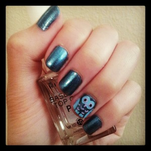 Owls are a cute way to jazz up your nail color :3