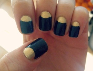 4 day old manicure hahahaha ;D
I used BYS nocturanl with some light gold l'oreal over luxe by orly ("