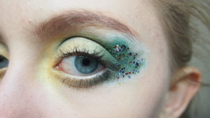 Just for the Holidays I decided to attempt to make this Christmas Tree inspired makeup. 
