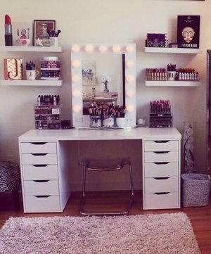 •Jaclyn Hill's makeup desk•
