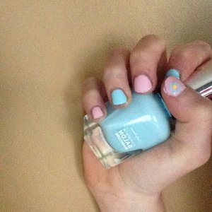 These are my MIRACLE GEL nail polish in pastel blue and pastel pink! I used matte as my top core for a more pastel look