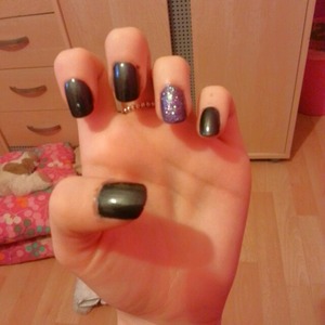 4 nails using magnetic nails inc (without using magnet)
one nail using nails inc glitter