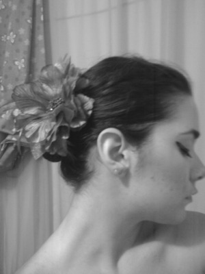 decorate your hair with flowers!