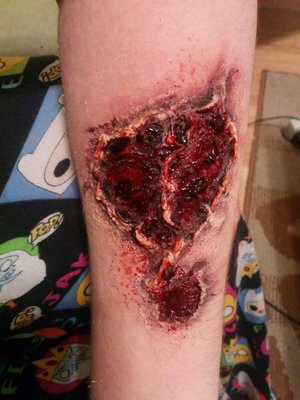 Used flesh latex, injury pack, toilet paper, fx blood and a less viscous fake blood. 