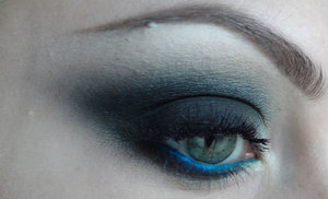 http://staceymakeup.com/2014/09/smokey-eyes-with-a-blue-accent.html