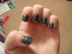 First time using the magnetic polish! It's awesome! :)

Sally Hansen Magnetic in Ionic Indigo