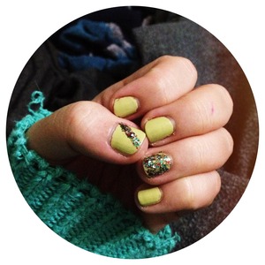 Green base with diagonal glitter stripe across thumb and completely coveted ring finger.