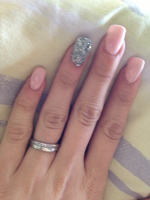 Decided to have an accent nail this time I did my own gel nails =)
What do you girls think of it?