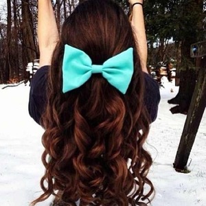 Love this hair style the bow really completes it don't u think!?!!!?xx