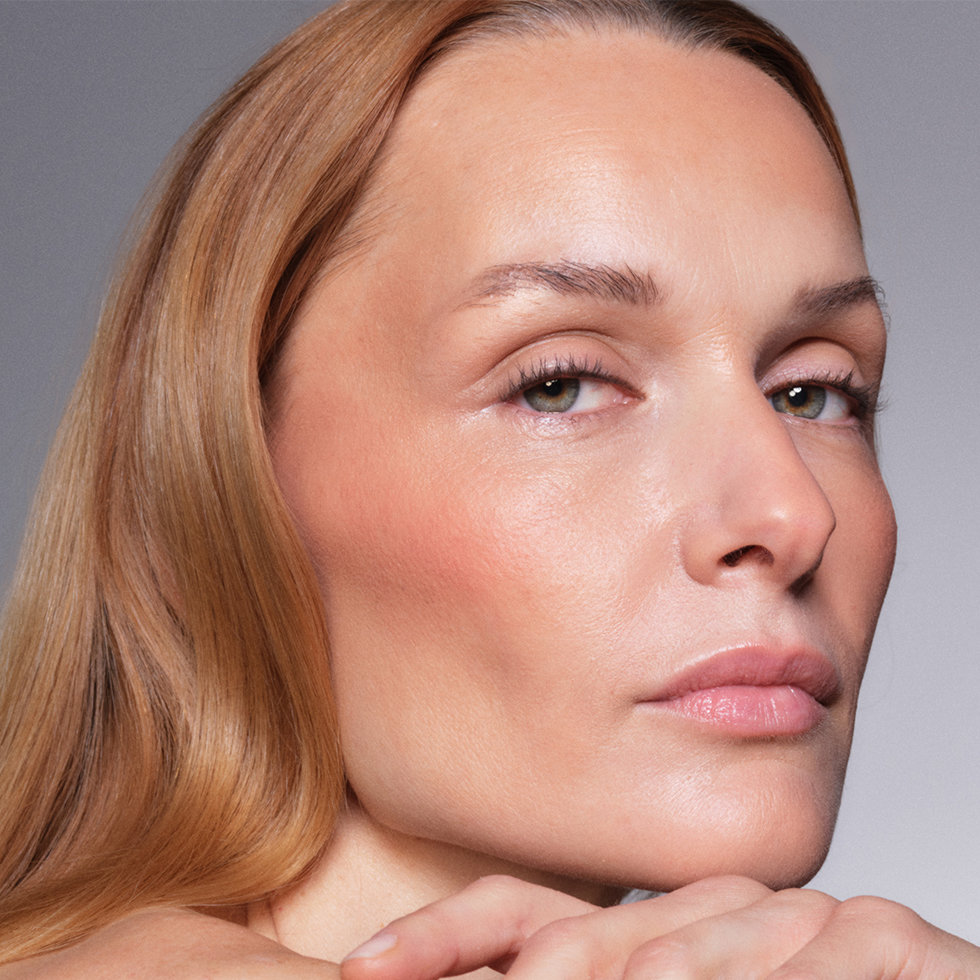 Kevyn Aucoin model wearing the Sensual Skin Blush in Exposed
