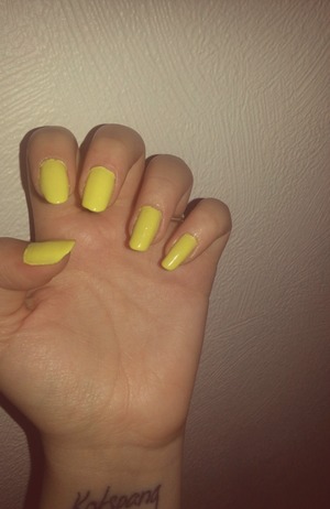 What do you think of yellow nail polish? :)))