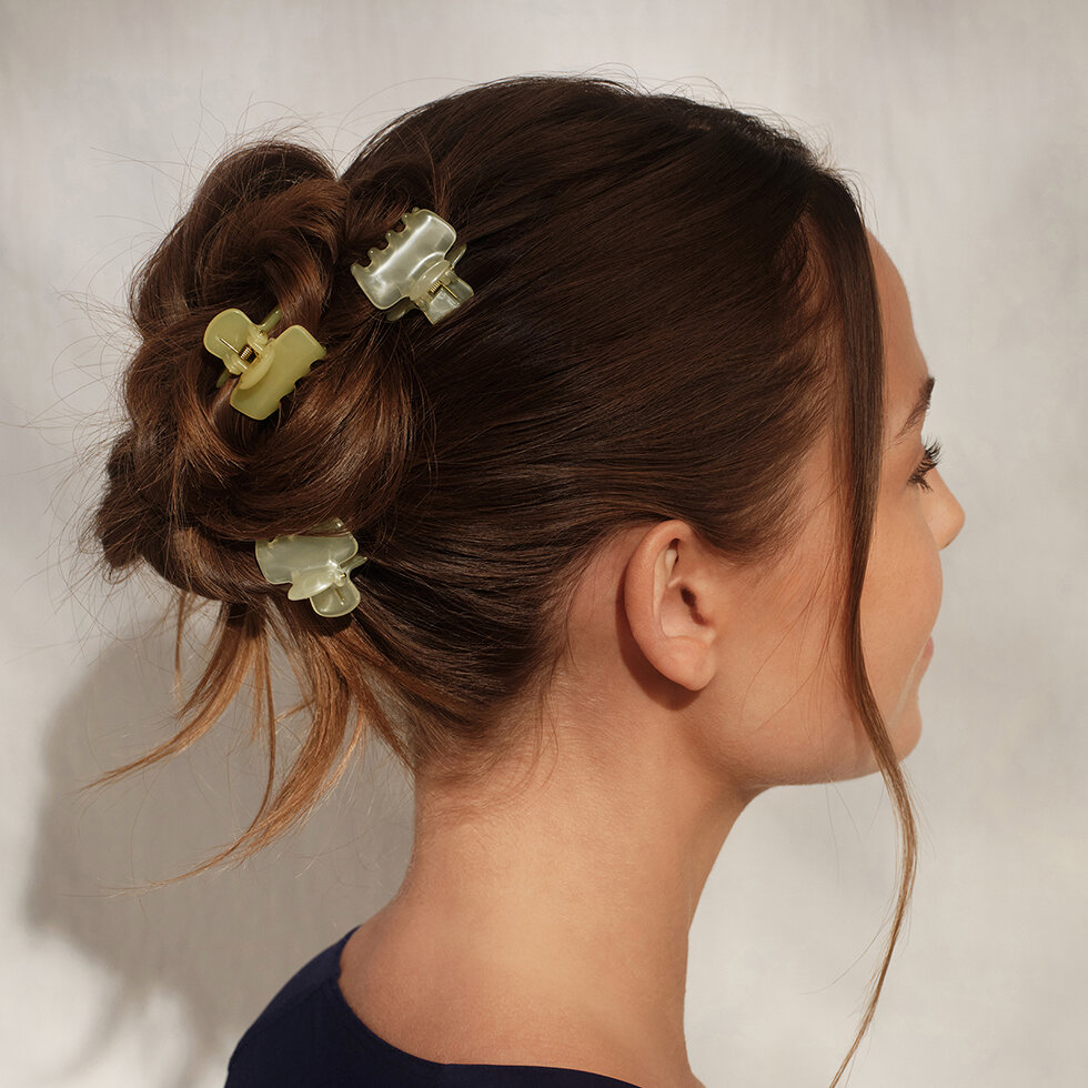 Model wearing Kitsch Mini Jelly Cloud Clips