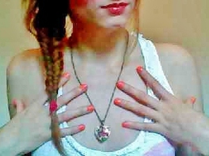 Summer Style: 
Fish braid and bright nails